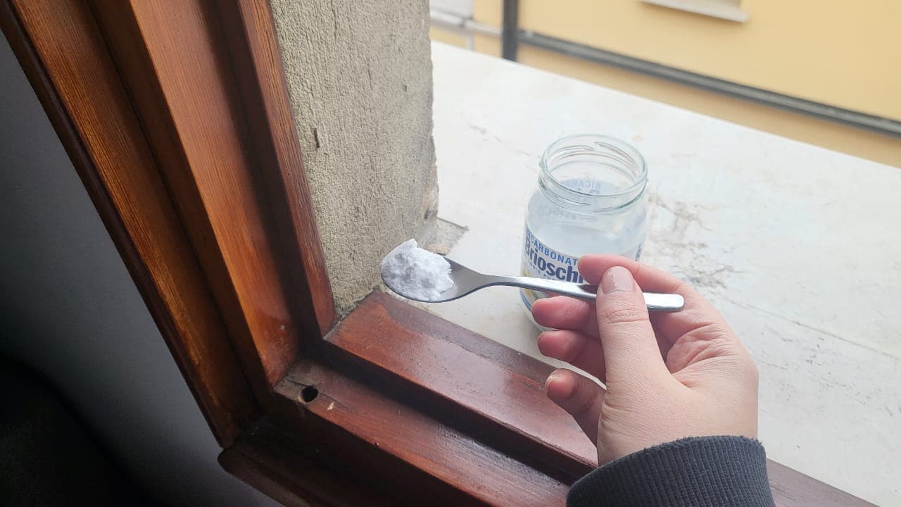 Bicarbonato de sodio en las esquinas de las ventanas.