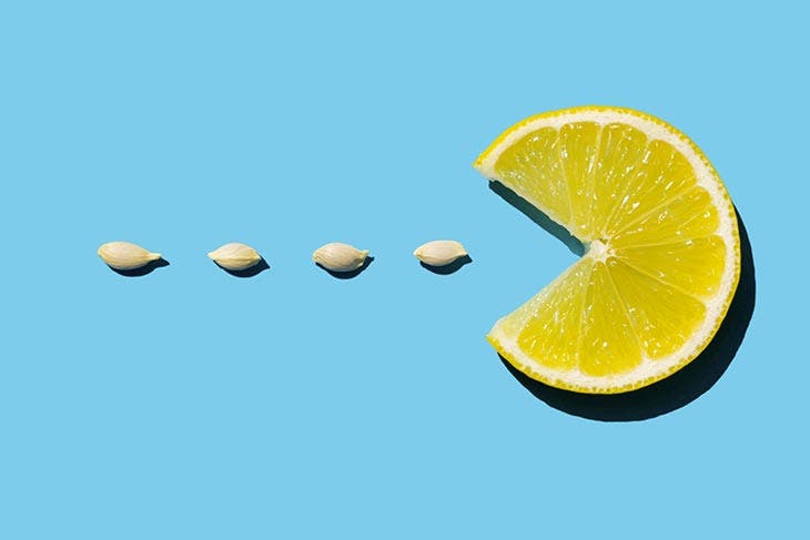 Ne jetez pas les graines de citron : voici comment les utiliser pour faire pousser un citronnier 2 Graines d'une tranche de citron.