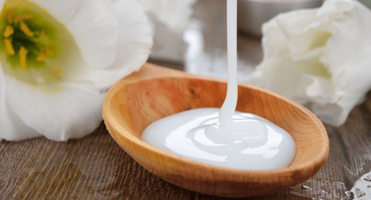Metti un paio di gocce di pesticida naturale con sapone liquido Mettez quelques gouttes de pesticide naturel avec du savon liquide