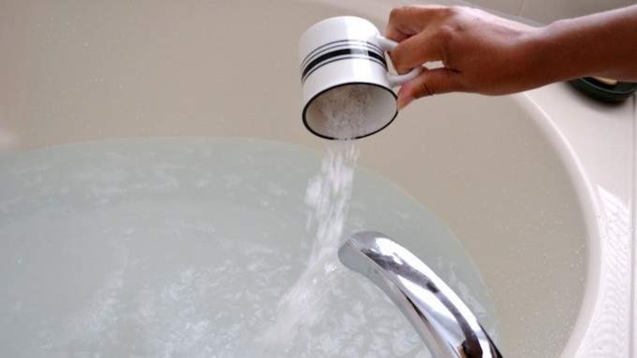 Bicarbonato nella vasca Bicarbonate de soude dans la baignoire