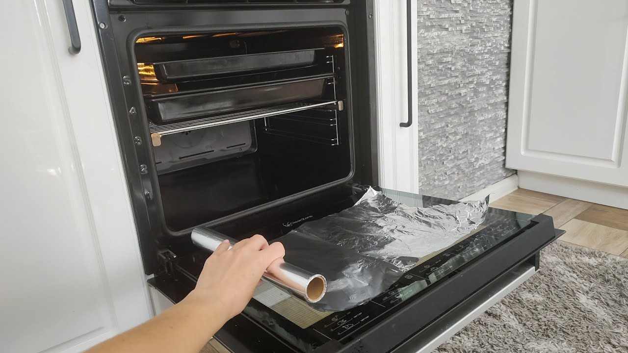 Carta stagnola nel forno Papier d’aluminium au four
