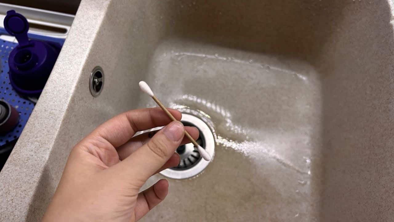 Cotons-tiges dans les drains