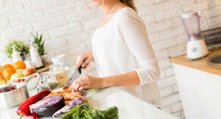 plat exquis avec des pelures de légumes