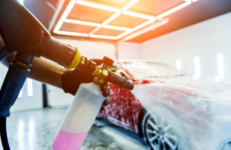 Lavage d'un véhicule en cours