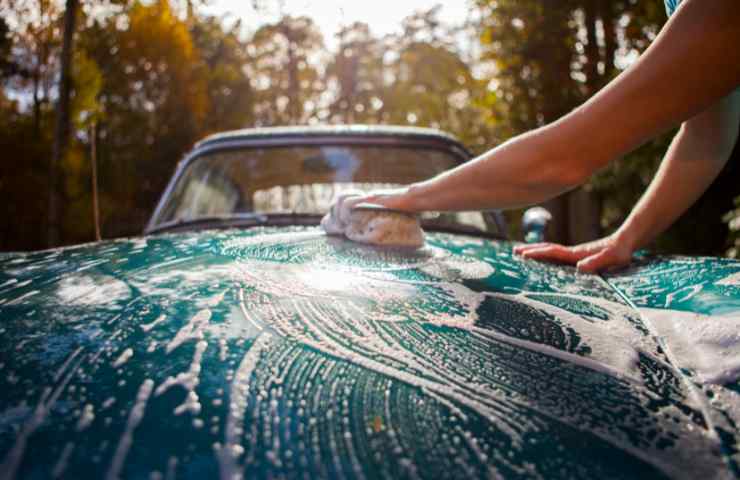 Lavage d'une voiture en cours