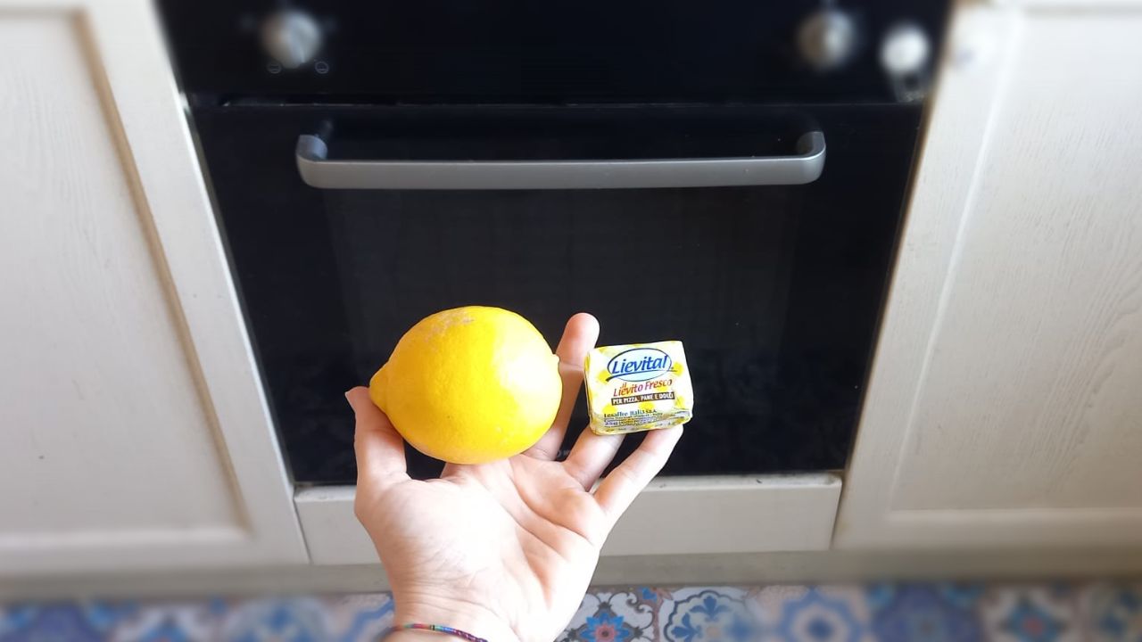 Lievito e limone nel forno Levure et citron au four