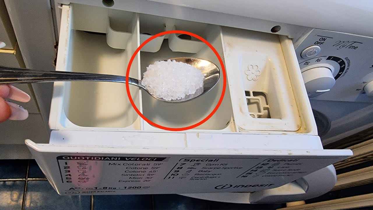 Mettere ingrediente nella lavatrice Mettre l’ingrédient dans la machine à laver
