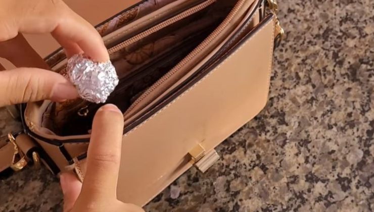 Pallina di carta stagnola in borsa Balle en aluminium dans un sac