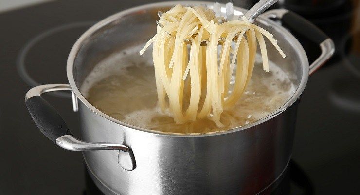 Utiliser de l'eau de cuisson des pâtes