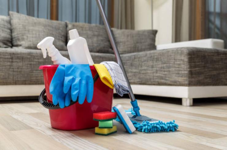 Prodotti e attrezzi per pulire casa Produits et outils pour le nettoyage de la maison