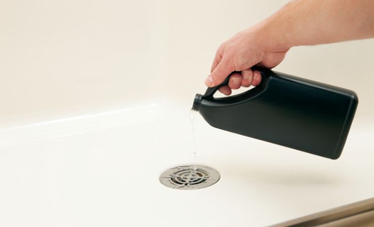 Pulire lo scarico della doccia Nettoyez le drain de douche