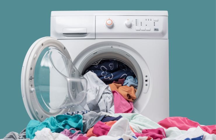 Une machine à laver vient d'être ouverte après un lavage