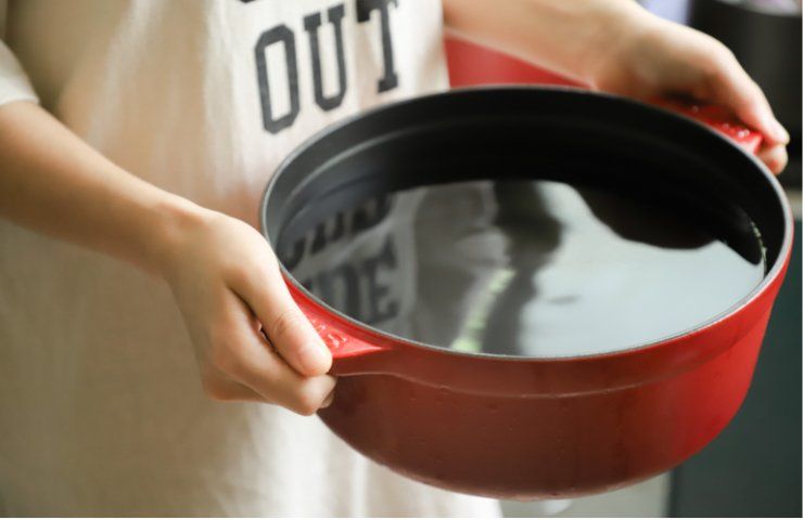 Une casserole pleine d'eau