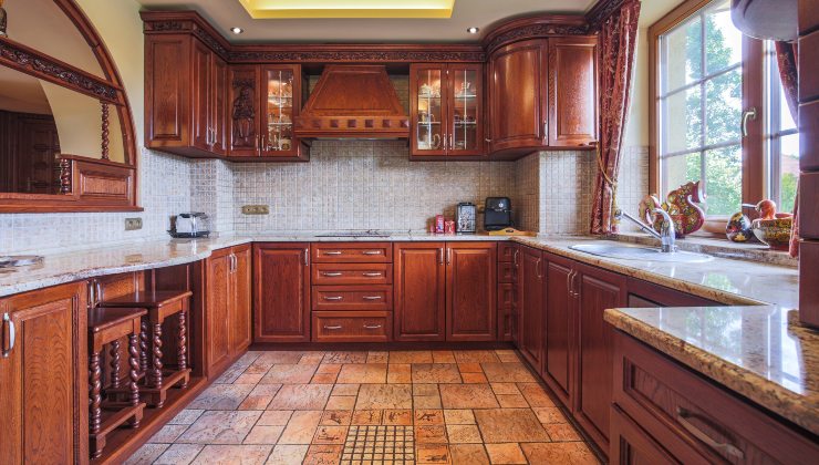 Comment polir les portes en bois mat