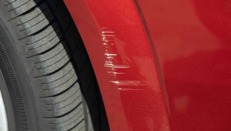 Graffi sull'auto Rayures sur la voiture
