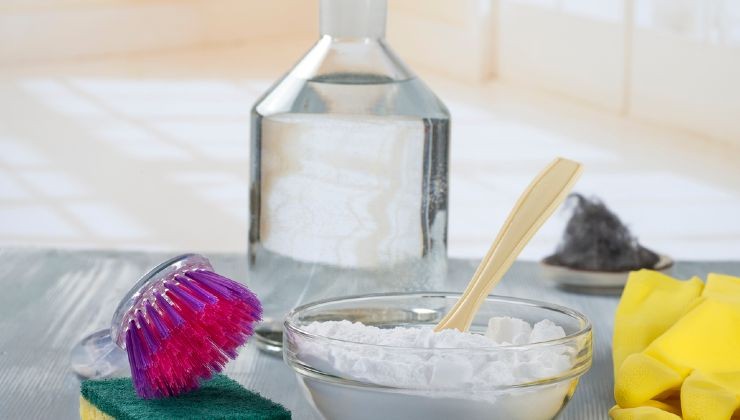 Mélange de dentifrice, de savon à vaisselle et de bicarbonate de soude