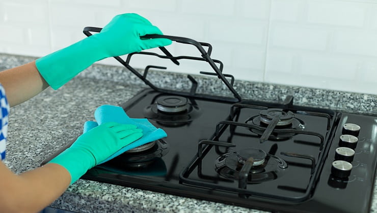 Pulizia dei fornelli della cucina Nettoyage de la cuisinière