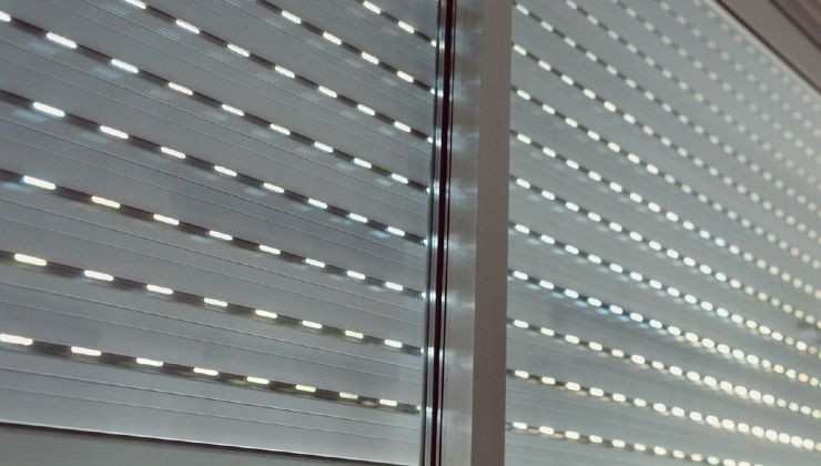 Pulizia delle tapparelle piene di polvere Nettoyage des volets roulants poussiéreux