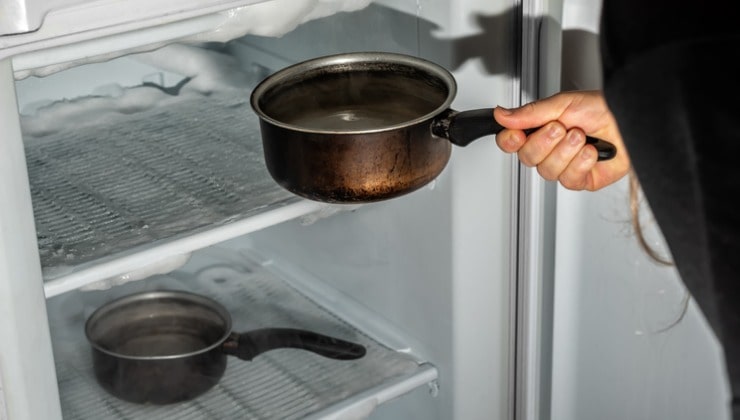 Faire fondre la glace avec de l’eau chaude