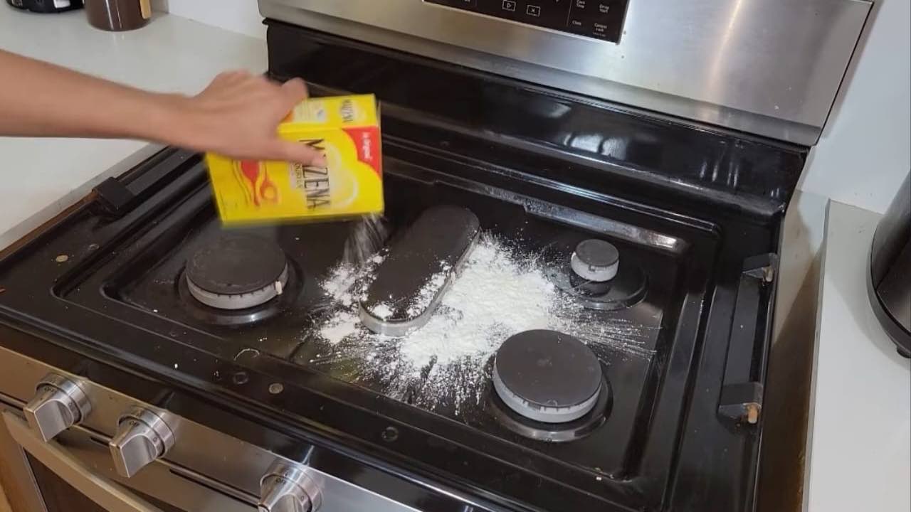 Saupoudrer de fécule de maïs sur la cuisinière