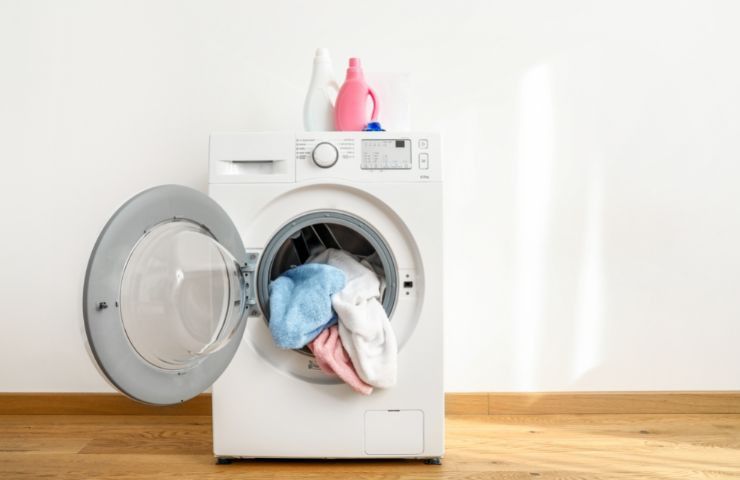 Remède avec brosse à dents pour machine à laver
